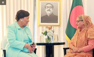 যুক্তরাজ্য সফররত প্রধানমন্ত্রী শেখ হাসিনার সঙ্গে আজ সকালে লন্ডনের ক্ল্যারিজ হোটেলের সভা কক্ষে সাবেক ব্রিটিশ প্রধানমন্ত্রী টনি ব্লেয়ার সৌজন্য সাক্ষাৎ করেন।